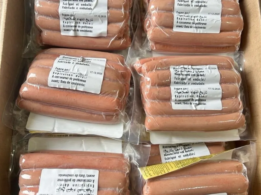 Open cardboard case holding six vacuum-sealed packs of sausages